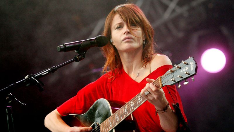 Fichier:Axelle Red background.jpg