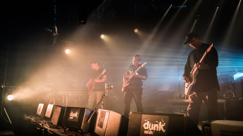 Fichier:Paint The Sky Red background.jpg