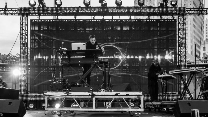 Fichier:Nicolas Jaar background.jpg