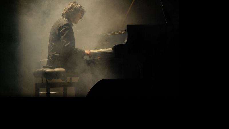 Fichier:Maxence Cyrin background.jpg